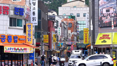 수원 통닭거리 전경. 정조로와 수원천 사이 골목에 10여 개 통닭 전문점이 모여 있으며, 수원의 대표 미식 관광 명소로 꼽힌다. 제공=수원시
