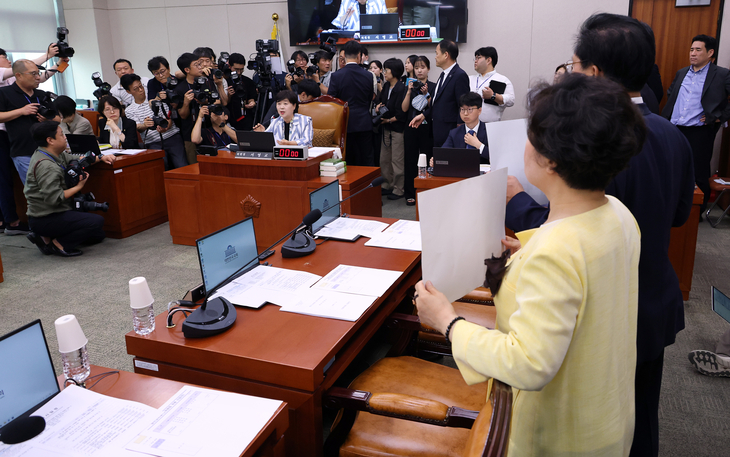 법사위 항의받는 서영교 위원장