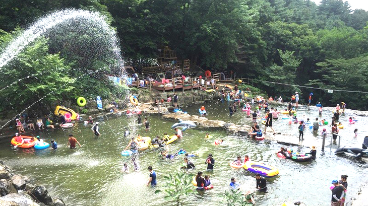 축령산 자연휴양림 계곡 물놀이장을 찾은 이용객들이 여름철 물놀이를 즐기고 있다. 제공=경기도