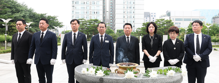 경기도의회 국민의힘 제12대 신임 대표단이 6일 현충탑을 찾아 헌화와 분향을 하며 순국선열의 희생을 기리고 있다. 제공=경기도의회 국민의힘