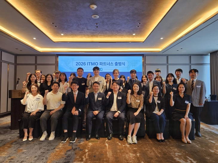 8일 서울 강남구 조선 팰리스 호텔에서 열린 '2026 ITMO 파트너스 출범식' 참석자들이 기념 촬영을 하고 있다. 사진=한국환경공단
