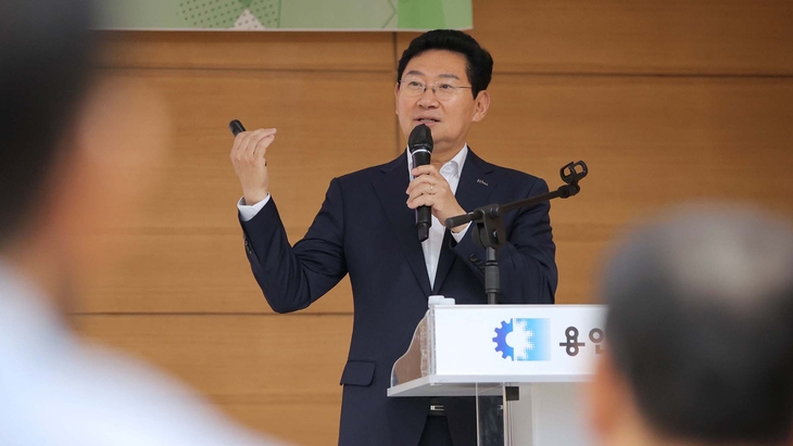이상일 용인시장이 8일 용인상공회의소에서 열린 제165회 조찬세미나에서 '시민과 함께 완성하는 미래 용인르네상스 시즌2'를 주제로 특강을 하고
