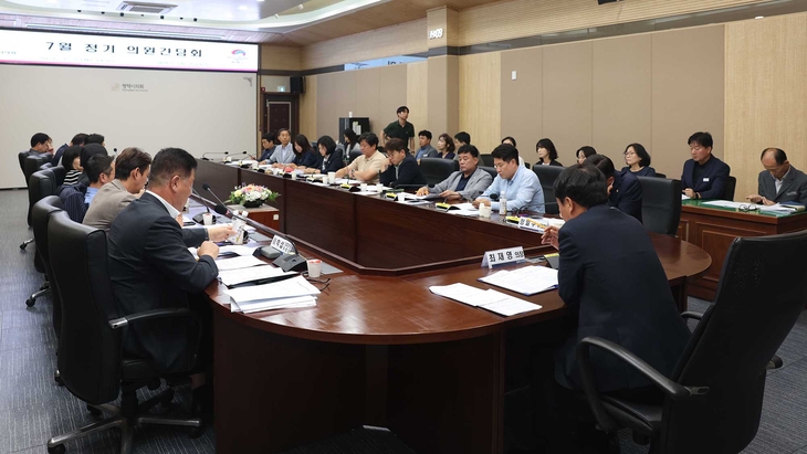 평택시의회가 7월 정기 의원 간담회를 열고 2026년 공무국외연수 미추진과 관련 예산 반납 방안을 논의하고 있다. 제공=평택시의회