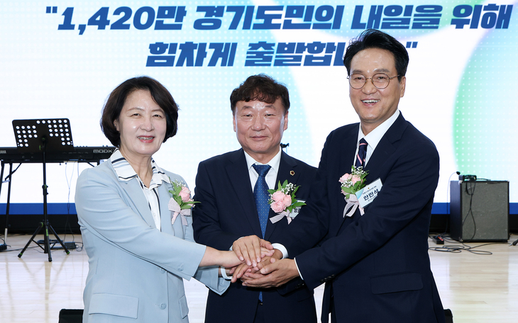 남종섭 경기도의회 의장(가운데)이 추미애 경기도지사(왼쪽), 안민석 경기도교육감과 함께 제12대 경기도의회 출범을 기념하며 협력 의지를 다지고 있