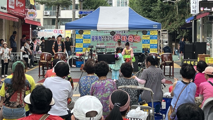 평택시 송탄관광특구 특구로23번길 일원에서 열린 '송탄관광특구 문화축제'에서 시민과 방문객들이 공연을 관람하며 축제를 즐기고 있다. 제공=평