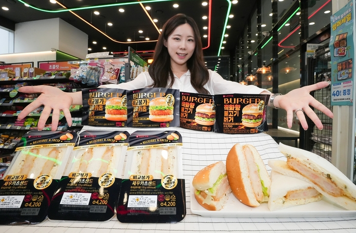 세븐일레븐 직원이 '비교불가 새우카츠버거' 제품을 소개하고 있다.