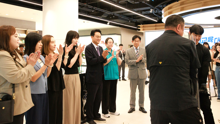 안민석 경기도교육감이 8일 경기도교육청 남부청사에서 열린 스피드게이트 철거식에 참석해 관계자들과 함께 개방형 청사 조성을 기념하고 있다. 제