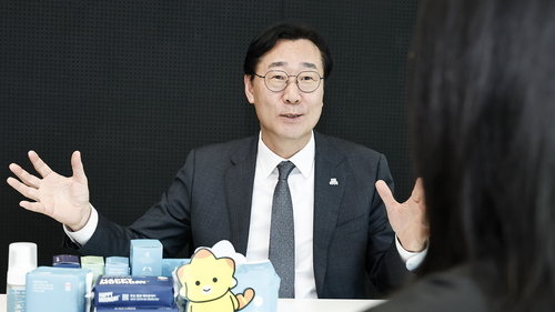 정명근 시장이 '코리요 생리대' 시제품을 살펴보며 제작 방향을 점검하고 있다. 제공=화성시