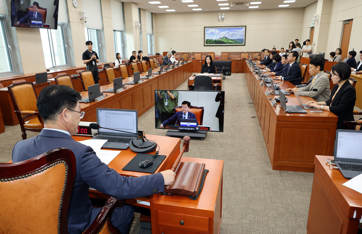 8일 국회에서 열린 기후에너지환경노동위원회 후반기 첫 회의에서 김정호 위원장이 국민의힘 위원들이 불참한 가운데 회의 시작을 알리고 있다.