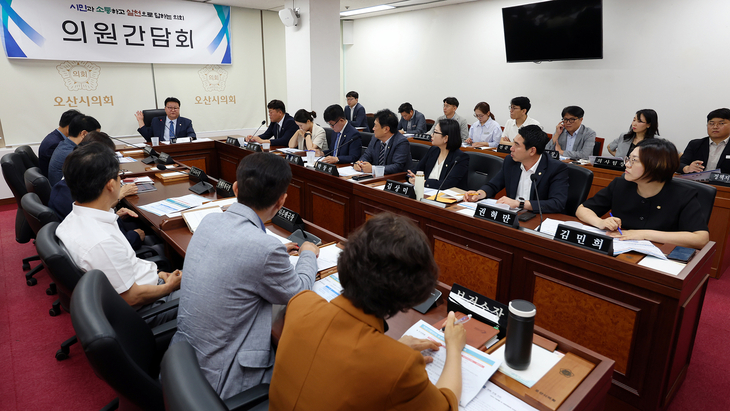 오산시의회가 제304회 임시회를 앞두고 의원 간담회를 열어 주요 안건과 의사일정을 논의하고 있다. 제공=오산시의회