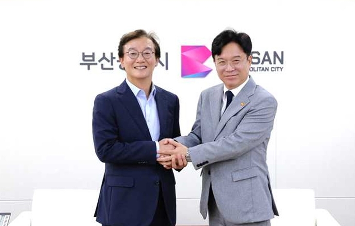 10일 전재수 부산시장이 김영훈 고용노동부 장관과 만나 해양산업 경쟁력 강화와 지역 일자리 창출, 안전한 노동환경 조성을 위한 협력 방안을 논의했