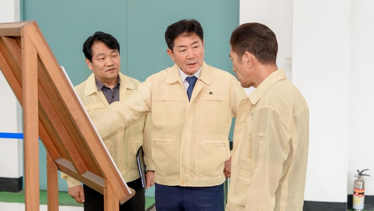 조용호 오산시장이 신장빗물펌프장을 찾아 장마철 집중호우에 대비한 배수시설 운영 현황과 대응체계를 점검하고 있다. 제공=오산시