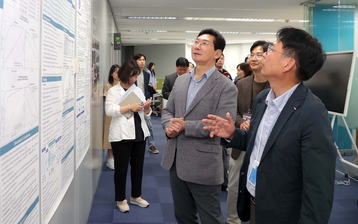 이상일 용인시장이 10일 죽전디지털스퀘어 내 다우기술 AI육성센터에서 입주 기관들의 의료 AI 연구와 기술 개발 현황을 살펴보고 있다. 제공=용인시