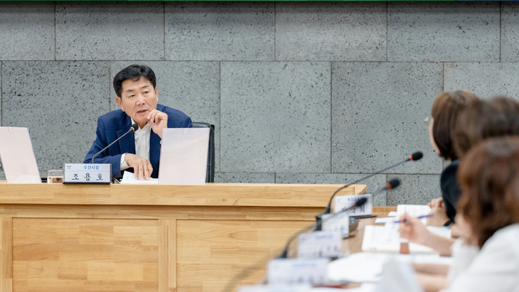 조용호 오산시장이 민선 9기 첫 주요 업무보고에서 공약사업과 주요 현안의 추진 방향을 점검하며 부서 관계자들과 의견을 나누고 있다. 제공=오산시