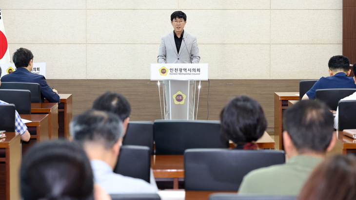 박종혁 인천시의회 의장이 10일 의회 본관 의원총회의실에서 열린 제10대 의회 의정활동 지원 역량강화 교육에서 참석자들에게 당부의 말을 전하고 있