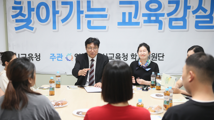 도성훈 인천시교육감이 9일 백령도에서 열린 '찾아가는 교육감실'에서 교사와 학부모, 주민 등 교육공동체 관계자들과 도서지역 교육 현안을 논의
