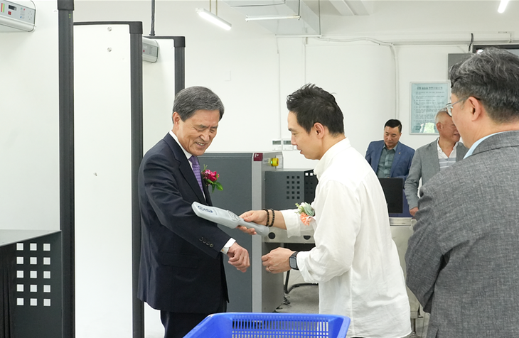 허남식 신라대학교 총장이 교내 '부산보안검색교육센터'에서 실습생의 보안 검색을 받는 모습. 사진=신라대학교
