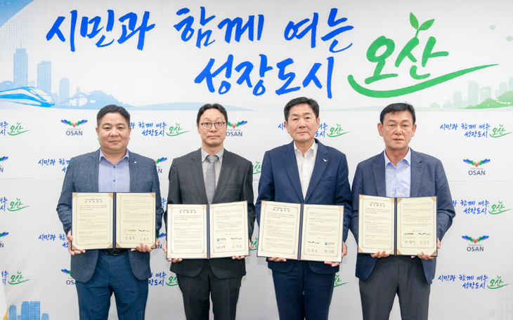 조용호 오산시장(오른쪽 두 번째)이 9일 이안한방병원, 버팀병원, 오산세종병원 관계자들과 '5313(오산일상) 퇴원환자 연계 사업' 업무협약을 체결한
