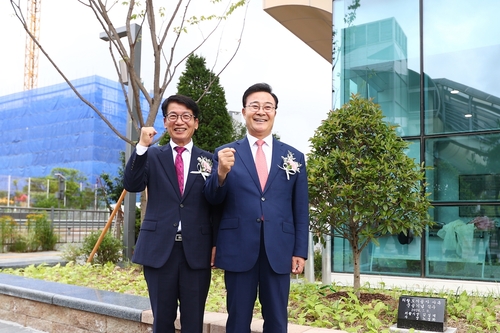 의왕도시공사 9일 신사옥 준공 기념 식수- 김성제 의왕시장-노성화 의왕도시공사 사장(오른쪽)
