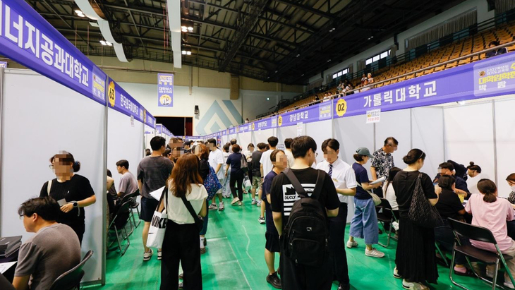 11일 아주대에서 열린 '2027학년도 경기도교육청 수시 대학입학정보박람회'에서 학생과 학부모들이 대학별 상담 부스를 찾아 입학사정관과 진학 상