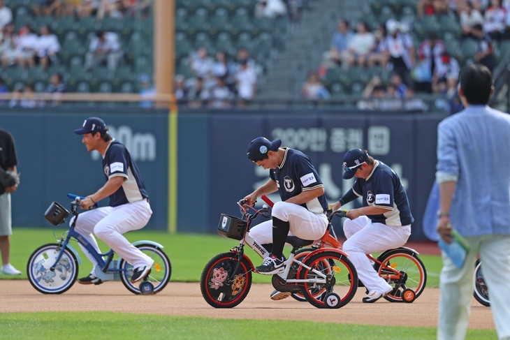 11일 서울 잠실구장에서 열린 '2026 KBO 리그 올스타전' 썸머레이스에 참가한 선수들이 삼천리자전거 제품을 타고 있다.