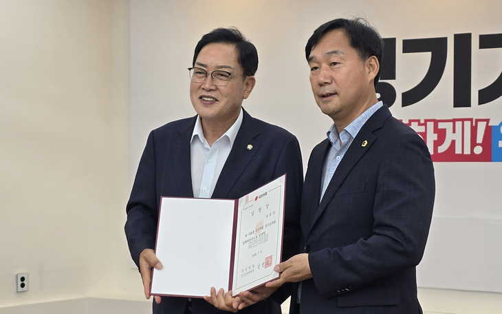 김선교 국민의힘 경기도당위원장(왼쪽)이 윤종영 경기도의회 국민의힘 정책위원장에게 임명장을 전달한 뒤 기념촬영을 하고 있다. 제공=경기도의회