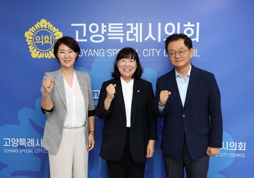 왼쪽부터 제10대 고양특례시의회 손동숙 부의장-김미수 의장-민경선 고양특례시장
