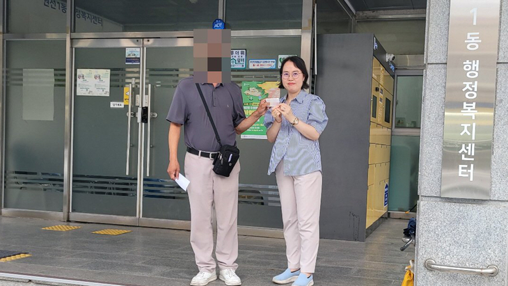 지난 6월 동행정복지센터에서 강OO씨가 김경숙 수원시 새빛민원실 베테랑팀장과 함께 주민등록증을 발급받은 뒤 기념촬영을 하고 있다. 제공=수원시
