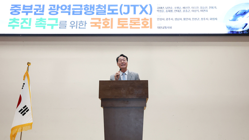 정명근 화성특례시장이 국회의원회관에서 열린 중부권 광역급행철도(JTX) 추진 촉구 국회 토론회에서 축사를 하고 있다. 제공=화성시