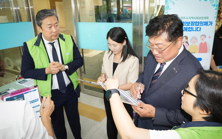 박관열 광주시장이 '2026년 인구의 날 기념 온가족 인구 페스타' 행사장에서 제6기 지역사회보장계획 수립을 위한 주민 욕구 설문조사에 참여하고 있