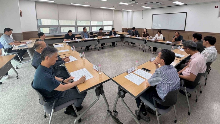 여주시가 지난 10일 관내 9개 고등학교 관계자와 여주교육지원청 관계자 등이 참석한 가운데 '여주형 명문학교 육성 및 지원사업' 추진을 위한 간담