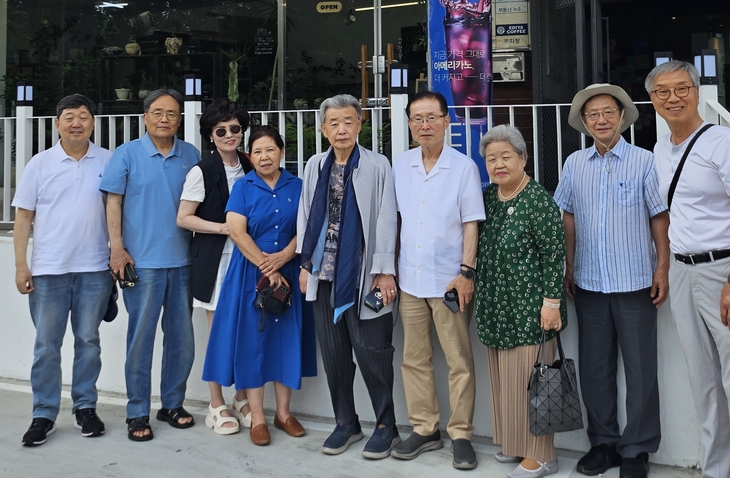지난 12일 춘천사랑 시니어 아카데미 이사회 임원과 후원자들이 사업계획 등을 협의한 뒤 차담회를 갖고 있다. 사진=춘천사랑 시니어 아카데미