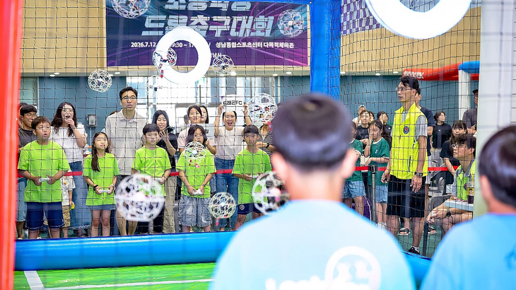 성남종합스포츠센터 다목적체육관에서 열린 '2026 초등학생 드론 축구대회'에서 참가 학생들이 드론을 조종하며 경기를 펼치고 있다. 제공=성남시