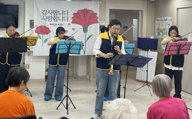 지난 5월 17일 열린 에덴쉼터 요양원 음악 봉사 활동 장면. 사진=춘천사랑 시니어 아카데미