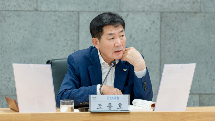 조용호 오산시장이 기획재정국 업무보고에서 건전재정 기조와 예산 혁신 방향에 대해 논의하고 있다. 제공=오산시
