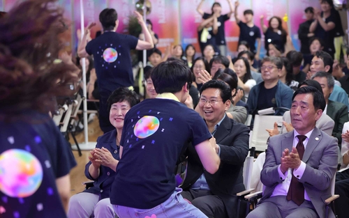 이상일 용인시장이 11일 열린 제3회 대한민국 대학연극제 개막식에서 참가 대학생들의 길드 퍼포먼스에 함께하며 축제의 시작을 축하하고 있다. 제공=