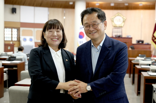 민경선 고양특례시장-김미수 고양특례시의회 의장 13일 개원식에서 인사