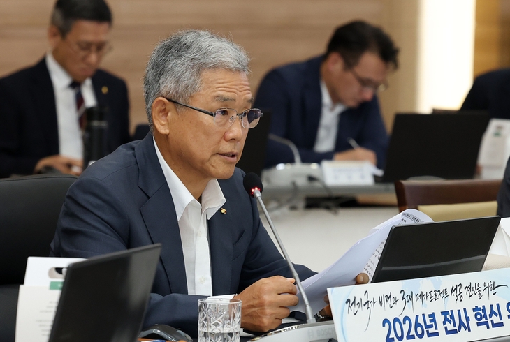 김동철 한국전력 사장이 13일 전남 나주 한국전력 본사에서 열린 '2026 전사 혁신 워크숍'에서 발언하고 있다