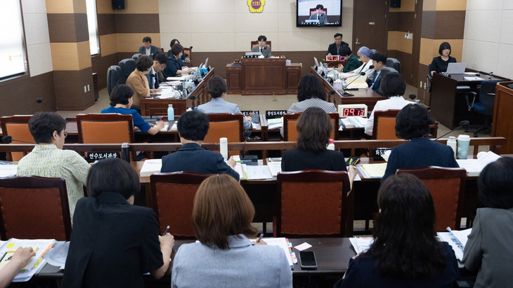 인천시의회 교육위원회가 제312회 임시회 제1차 위원회를 열고 8개 공공도서관의 2026년도 주요예산사업 추진상황을 보고받고 있다. 제공=인천시의회