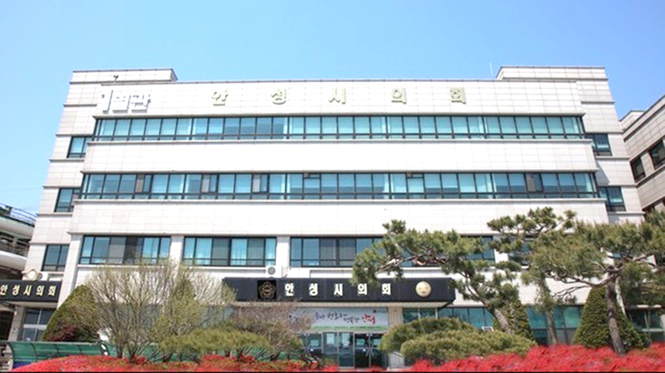 안성시의회가 용인 반도체 클러스터 방류수 직방류 계획 철회와 전력 인프라 피해 보상을 촉구하는 결의문을 채택했다. 사진은 안성시의회 전경. 제공
