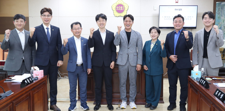 인천시의회 도시건설위원회가 제10대 의회 출범 이후 첫 현장 의정활동을 앞두고 기념촬영을 하고 있다. 제공=인천시의회