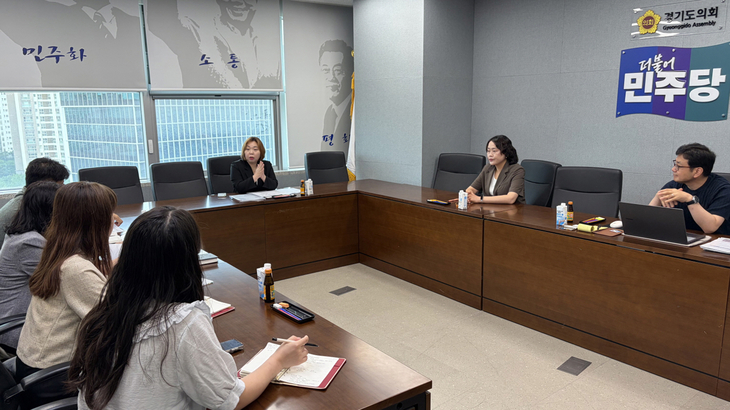 전자영 경기도의원이 14일 학교급식 예비식 기부 활성화를 위한 관계기관 간담회를 열고 지속 가능한 운영 방안을 논의하고 있다. 제공=경기도의회