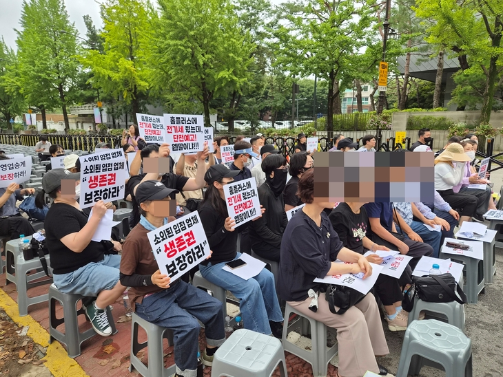 15일 오후 홈플러스 입점 점주들이 청와대 사랑채 인근에서 '생존권 촉구 집회'를 열고 정부 지원을 호소하고 있다. 사진=여헌우 기자.