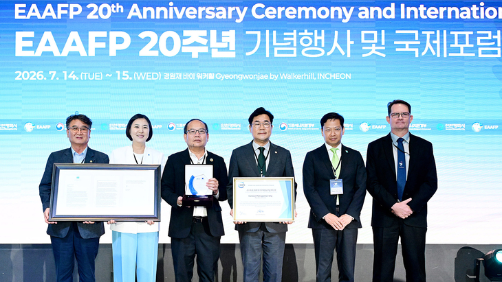 박찬대 인천시장(왼쪽 네 번째)이 14일 경원재 바이 워커힐에서 열린 'EAAFP 20주년 기념행사'에서 IUCN, 람사르협약, EAAFP에게 생물다양성 우수 공로 수