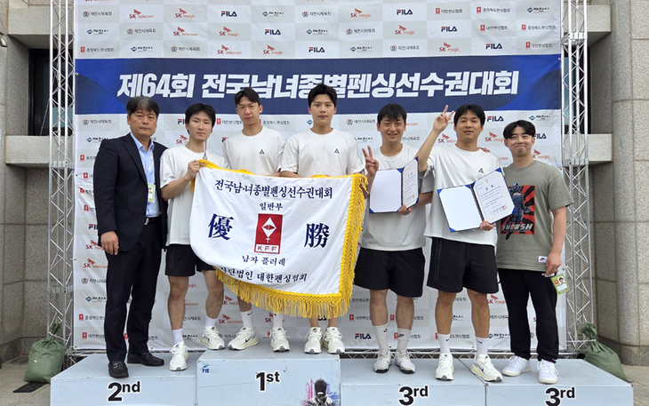 광주시청 펜싱팀이 충북 제천시에서 열린 '제64회 전국 남녀 종별 펜싱선수권대회' 남자일반부 단체전 우승을 차지한 뒤 기념촬영을 하고 있다. 제