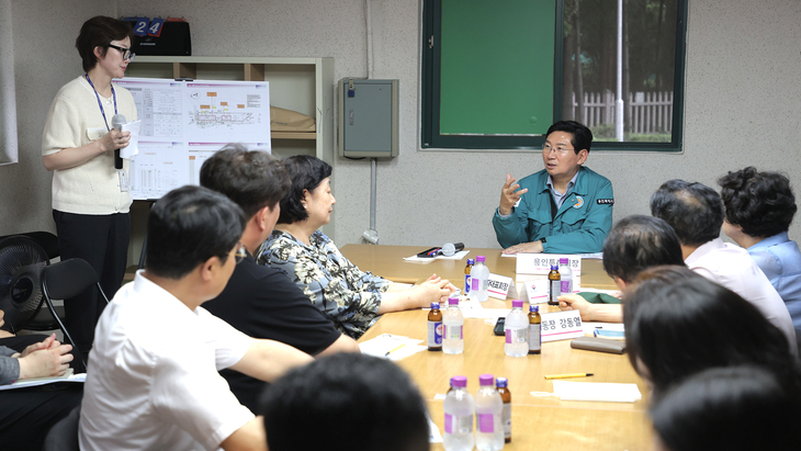 이상일 용인시장이 14일 상현동 광교쌍용포레듀엔 아파트를 찾아 주민들과 도시형생활주택 건설 계획에 따른 민원 사항을 논의하고 있다. 제공=용인시