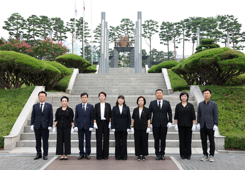 제10대 고양특례시의회 의장단 16일 덕이동 소재 현충탑 참배