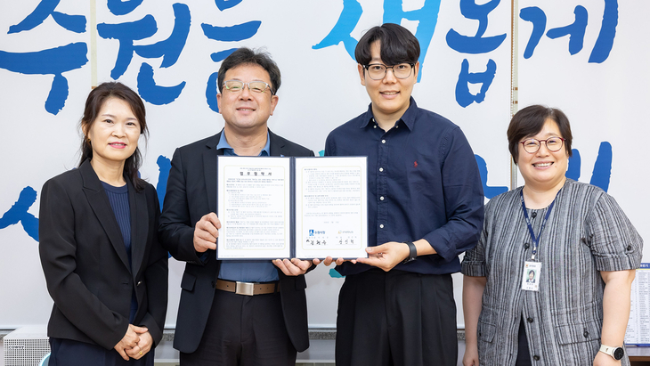 김현수 수원시 제1부시장(왼쪽 두 번째)과 장진혁 이노버스 대표이사(왼쪽 세 번째) 등 협약식 참석자들이 공동주택 투명 페트병 무인회수기 설치 업무