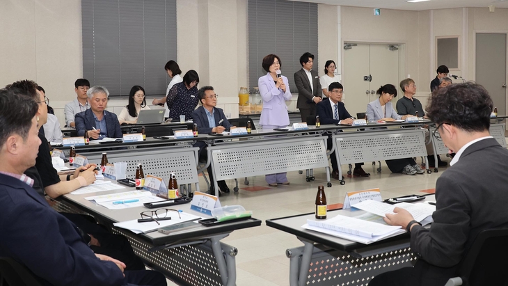 김보라 안성시장이 14일 열린 안성시·보건복지부 통합돌봄 현장 간담회에서 참석자들과 지역사회 통합돌봄 추진 방안을 논의하고 있다. 제공=안성시