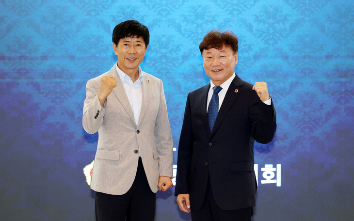 남종섭 경기도의회 의장(오른쪽)이 15일 인천시의회를 방문해 박종혁 인천시의회 의장과 지방의회법 제정을 위한 협력 방안을 논의한 뒤 기념촬영을